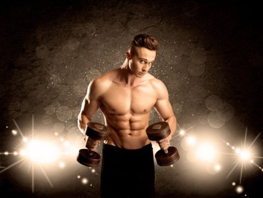 Güçlü seksi erkek vücut çalışıyor.