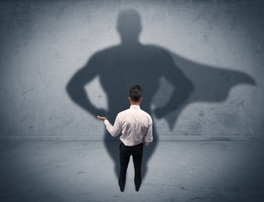 Süper kahraman gölgesi olan başarılı bir iş adamı.