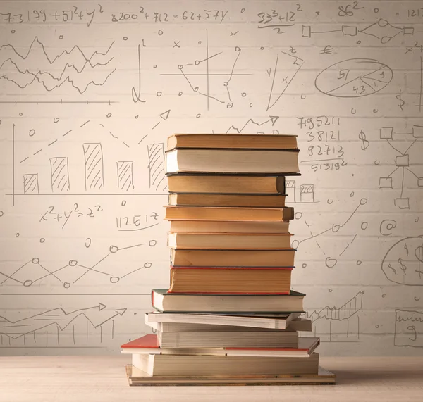 Ein Stapel Bücher mit mathematischen Formeln im Doodle-Stil — Stockfoto