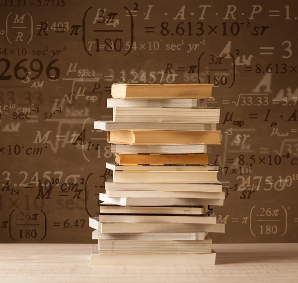 Książki na tle vintage z formułami matematycznymi — Zdjęcie stockowe