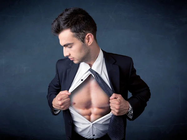 Empresario arrancando camisa y mostrando cuerpo mucular — Foto de Stock