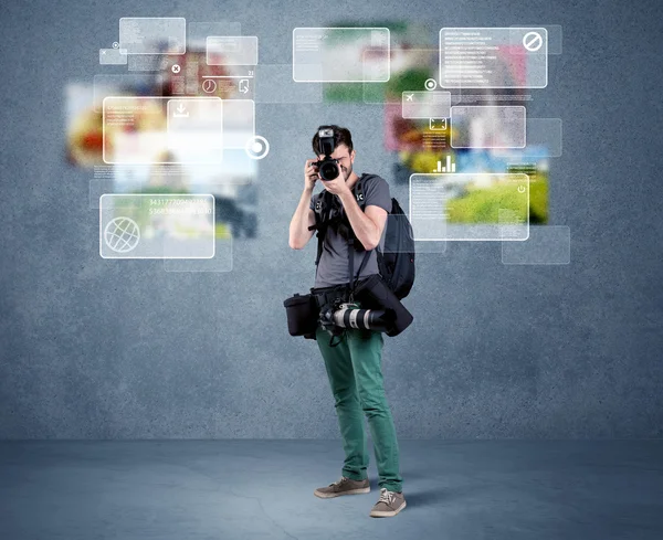 Schöner Fotograf mit Kamera — Stockfoto