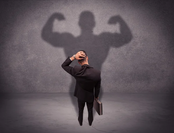 Hombre de negocios exitoso con sombra fuerte — Foto de Stock