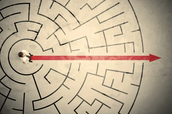 Dairesel bir labirent ortasında duran iş kişi