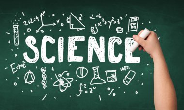 Olgun bilim adamı gemide çizim yapıyor.