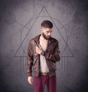 Sıradan komik erkek cep telefonu kullanıyor.