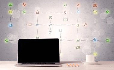 Bilgisayarlar ofis masasında ortam simgeleriyle