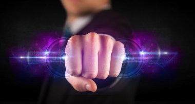 İş adamı gelecekteki teknoloji veri ağı tutuyor 