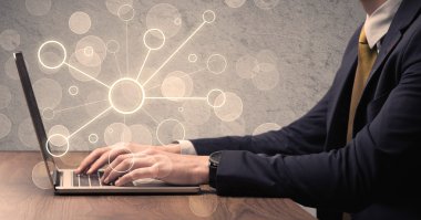 Dizüstü bilgisayarda yazan bilim işçisi