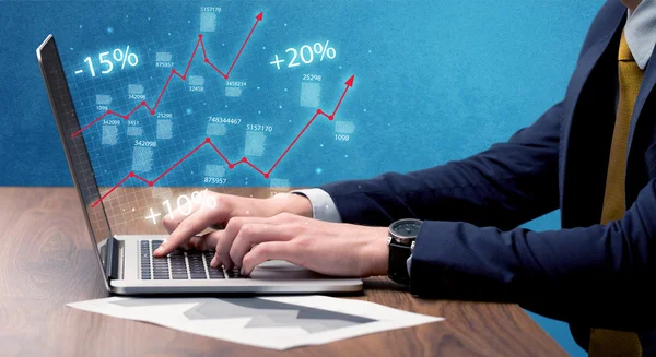 Продавец работает на графике с ноутбуком — стоковое фото