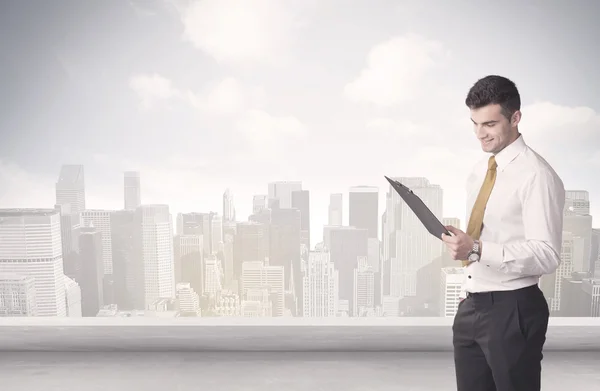 Sales person talking in front of city scape — Stock Photo, Image