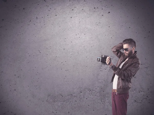 Hipster guy with vintage camera and beard — Stock Photo, Image