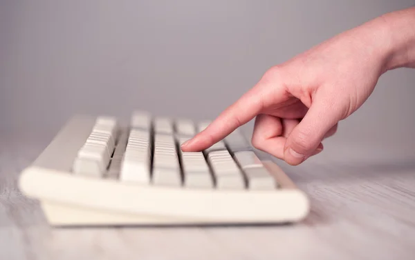 Fechar a mão pressionando botões de teclado — Fotografia de Stock