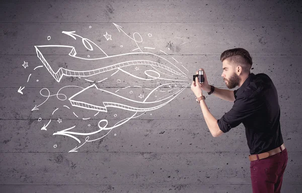 Divertente ragazzo scattare foto con fotocamera retrò — Foto Stock