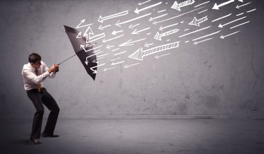 Şemsiyeli ve oklu bir iş adamı ona vuruyor.