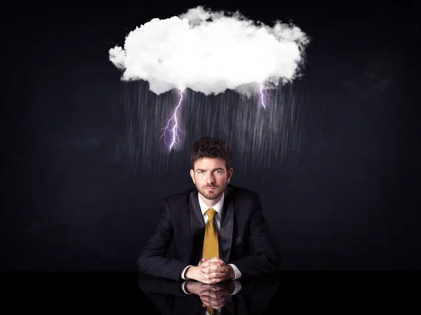 雲の下に座っている憂うつなビジネスマン — ストック写真