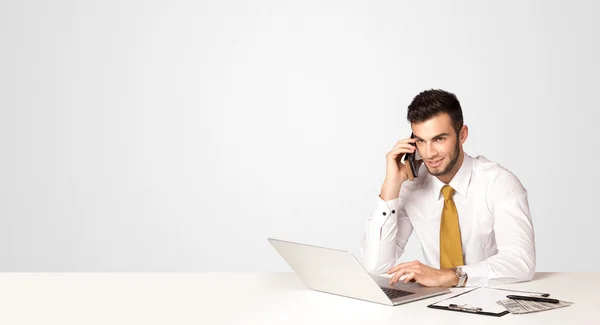 Hombre de negocios con fondo blanco — Foto de Stock