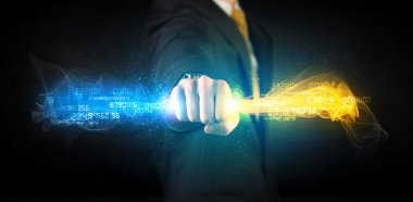 Elinde renkli, parlak veriler tutan bir adam.