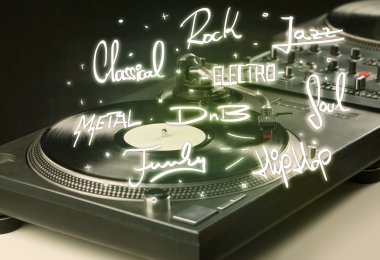 Vinil ve müzik türleri yazan turntable 