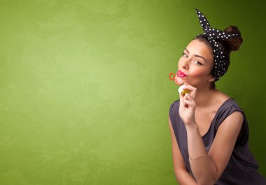 Telif alanı arka planında sabun köpüğü üfleyen güzel kadın