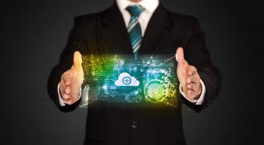 Veri bulutu tutan işadamı