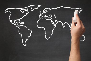 Yetişkin haritası karatahtaya çiziliyor