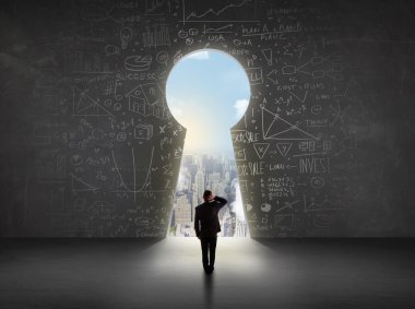 Parlak şehir manzaralı anahtar deliğine bakan bir işadamı 