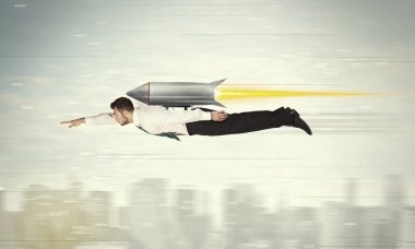 süper kahraman iş adamı ile jet pack roket CIT yukarıda uçan