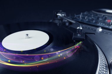 Turntable parlayan soyut çizgilerle vinil oynuyor