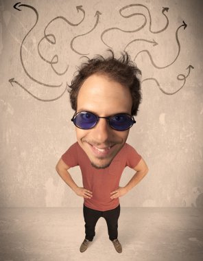 Okları olan koca kafalı biri.