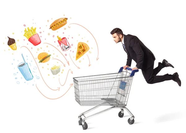 Hombre con carrito de compras con comida chatarra tóxica — Foto de Stock