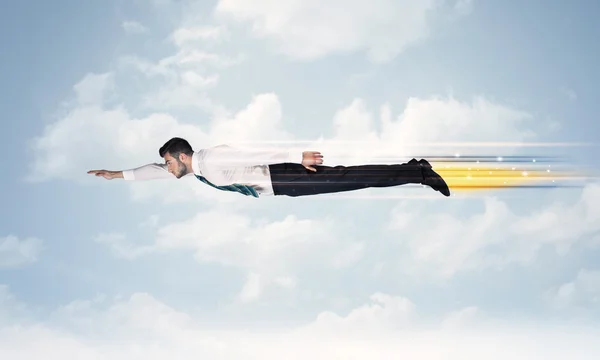 Szczęśliwy biznesmen latający szybko po niebie między chmurami — Zdjęcie stockowe
