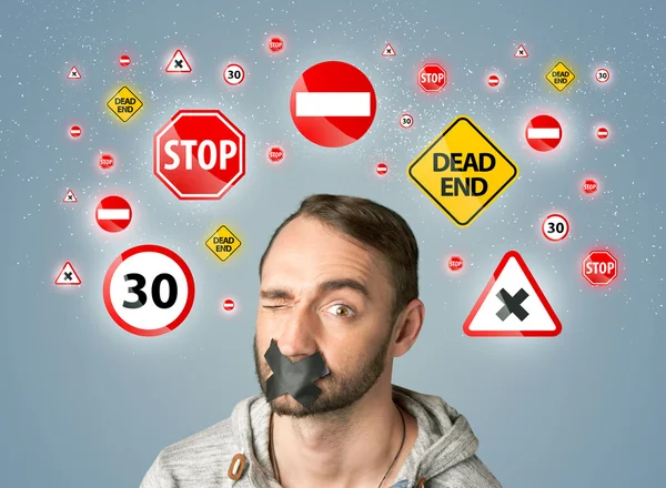 Jeune homme avec bouche collée et feux de signalisation — Photo