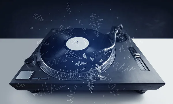 Turntable elle çizilmiş çizgilerle müzik çalıyor — Stok fotoğraf