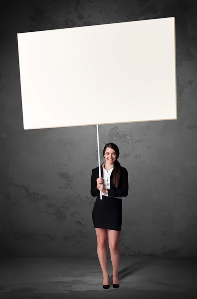 Zakenvrouw met lege whiteboard — Stockfoto