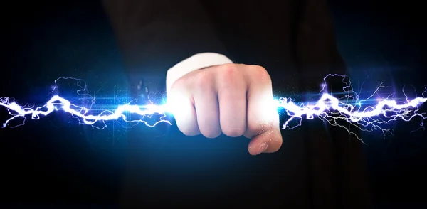 Hombre de negocios sosteniendo luz eléctrica en sus manos — Foto de Stock