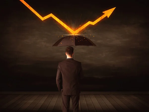 Üzletember állandó esernyőt tartani narancs nyíl — Stock Fotó