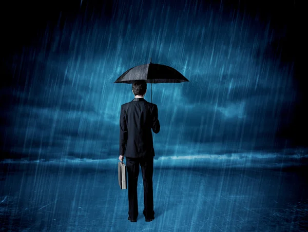 İş adamı elinde şemsiyeyle yağmurda duruyor. — Stok fotoğraf