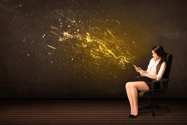 Affärskvinna med tablett och energi explosion på bakgrund — Stockfoto