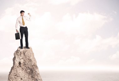 Uçurumun kenarında duran mutlu iş adamı