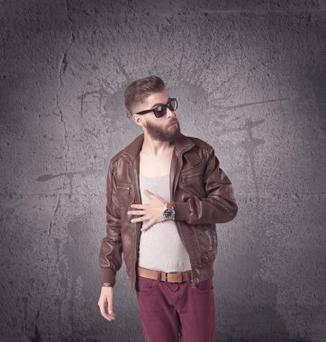 Sakallı ve güneş gözlüklü şık bir erkek.