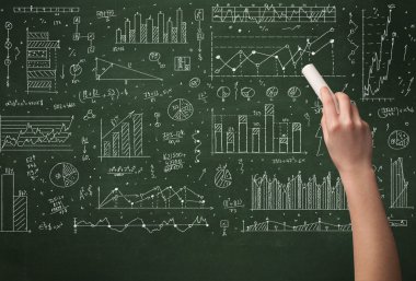 Bir iş adamı tahtaya veri çiziyor
