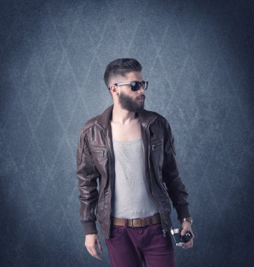 Zarif kıyafetler giymiş sakallı hippi.