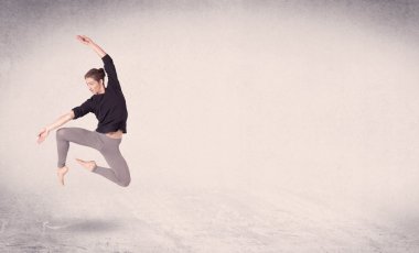 Modern balerin boş arka planla sanat atlayışı yapıyor.