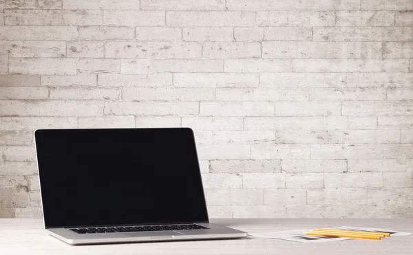 Laptop de negócios com parede de tijolo branco — Fotografia de Stock