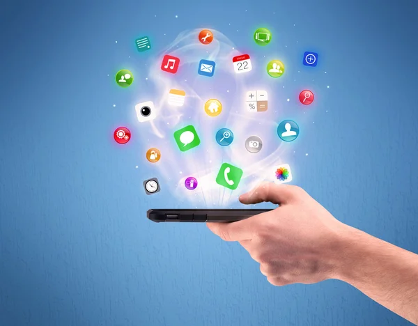 Hand som håller tablett telefon med app ikoner — Stockfoto