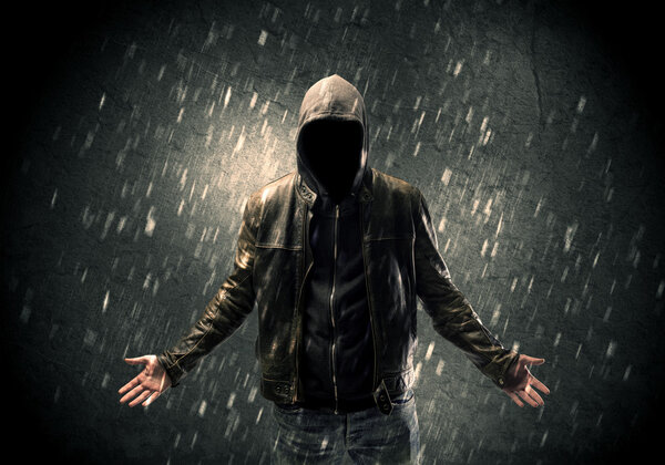 Неизвестный, стоящий в темноте