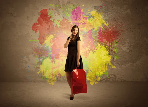 Chica con bolsas de compras y salpicaduras de pintura — Foto de Stock