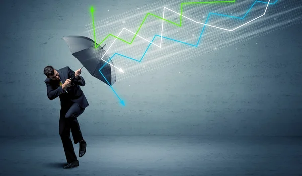 Pessoa de negócios com guarda-chuva e conceito de flechas do mercado de ações — Fotografia de Stock