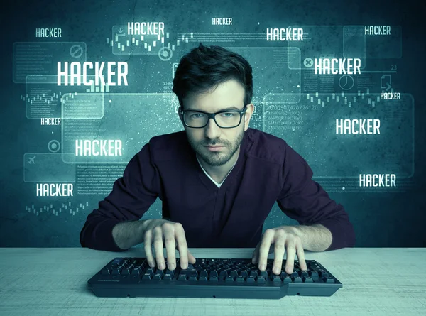 Hacker met toetsenbord en bril — Stockfoto